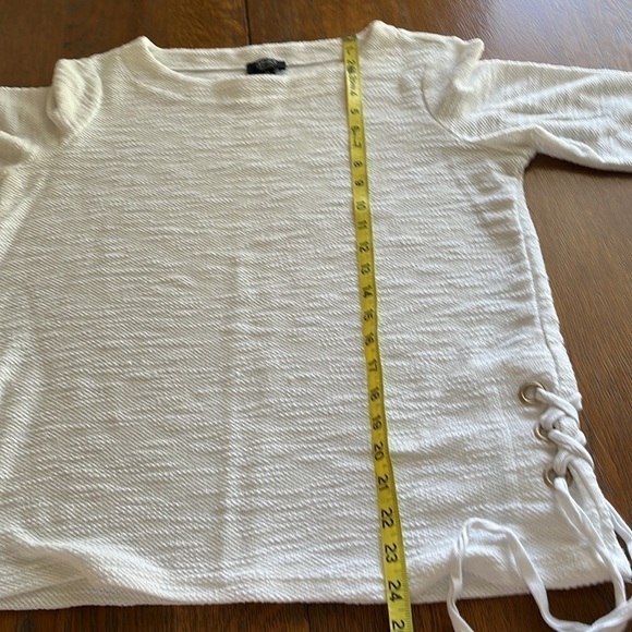 Joan’s New York signature textured white boatneck grommet with tie size Medium - Picture 7 of 11